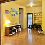 safi - オーダーカウンターのある空間は黄色の壁がインパクトあり