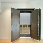 safi - 蔵だったことがわかる分厚い扉