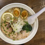 大葉 - レモンは最後に、濃厚なスープを飲み切っても、コイツをこのまま食べれば胃もたれ無し