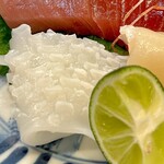 どぜう・四季料理 やぶや - 刺身は「料理」だということに気づかせてくれる、赤イカの松かさ造り。
      イカの表面に縦、横、斜めの3方向から細く包丁を入れ、軽く湯引きすると卸し金のように身が逆立ち、独特の食感と味が生まれます。