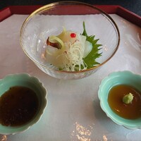 行楽庵 - 鯛と烏賊の刺身(*´・ω-)b右側の梅肉と山葵で食べたら、爽やか過ぎてノックアウトでしたょ(*´σｰ｀)