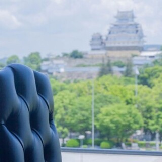 歴史的な美しい城を眺めながら食事を楽しむ贅沢なひととき