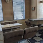 アオイ - レトロな店内♪癒やされます(⁠≧⁠▽⁠≦⁠)　店内混雑しとりました。一瞬空いた席です♪すぐに次の来客さんで賑やかに