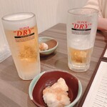 ジャンボやき鳥 しん - お通しの白身魚と1杯目のキンキンビール☆           私、少し遅刻したので友達の方が減ってます…笑