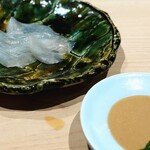 すし宮川 - ウマヅラハギ。 都内の鮨屋ではまず見ません。 常連さんは「フグより旨い！」って。 ウマズラハギは、見た目こそブサイクですが、繊細できっちりとした 歯ごたえがあって清澄な白身。 これにこの魚の肝ソースをたっぷりからめます。 すると、、肝感とともに鮮烈なソース。 噛みごたえとほとばしる旨味が力強い！ 宮川大将の料理は攻めの料理です。