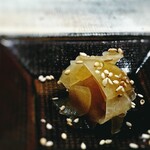 すし宮川 - ダイコンの漬物。 箸休めなんですが、いいタイミングです。 しかも、地味に旨いんですよね、これ。