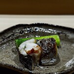 すし宮川 - タチウオ。 中に梅肉と大葉をはさんでいます。 まぁ、あの旨いタチウオにアレしてナニしたわけだから食べる前から 旨いに決まってます。 が、食べてみると想像の斜め上いく、口あたり、香ばしさ、熱々で ふわふわで、これは魚よりも旨いナニかでは？ 地球人がまだ知らない生き物では？ 北海道の大地のようなアスパラ。 おおらかででっかいどーな味わい。 繊細の横にこの豪快。