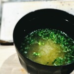 すし宮川 - 味噌汁。 なんだけど、すっごく魚の出汁が効いてる。 味噌を使った魚汁というべき旨さ。 アラの雑味が一切感じられない、澄んだ味わい。 最後まで丁寧な仕事されてます。