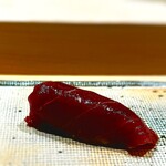 すし宮川 - 赤身ヅケ。 しっかりとした味付けです。 にも関わらず、マグロの素質もすごくいい。 シャリの旨さって、タネが引き立てるんだってよくわかる握り。 タネの旨さも、またシャリが引き立ててるんだけど・・ どーでもいいんです、そんなこと。 ここの鮨、ほんとに旨い。