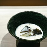 すし宮川 - エゾアワビ。 宮川さんのスペシャリテですね。 アワビは低温で長時間調理。 煮汁と生クリームがベースでしょうか。 思った以上にさらりとして淡い色合いに反して、これも力強いソース。 肉質は想像以上に柔らかくコラーゲンが溶け出しそうな味わい。 うーん、くるますしのスペシャリテであるアワビと甲乙つけがたいほど に超絶な逸品。 アワビの量もバーゲンセールです。