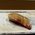 すし宮川 - イサキ。 淡白で地味なイメージだったイサキ。 でも、うーん、まるで森咲智美のボディーを噛みしててるような豊かさ。 （噛んだことないけど）とボリューム感。 僕は先日、イサキに目覚めてましてね、今年はイサキが一層旨い。 地味に手が施された旨さ。 やっぱりこのシャリを使った鮨は旨いです。