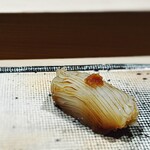 すし宮川 - アオリイカ。 このイカはすごかったー。 宮川大将の鮨職人としての片鱗が見えた気がした。 一口目でイカの甘味旨味を感じさせる包丁が全国的に流行ってますが、 ぼくはアレはちょっと苦手。 イカの一口目は、サクッっとしたほうがいい。 これはこの食感を残しながらも旨味が早めにやってくる、初体験 の包丁。 添えられた生姜のほのかな香りづけも素晴らしい。