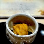 すし宮川 - ウニ。 これはバウンウニですね。 ただ、これシャリベースの卵かけごはん。 命の濃縮体である卵すら軽く凌駕してしまうほどの、ウニの生き物感が すごいです。 １つ１つはちっともめずらしくない構成要素がナゼにこんなに旨いの？ マジ、旨いんですけど。 誰にでもできそうで、たぶんできない、宮川マジック。 あー、この店の謎が深まるばかり・・