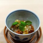 すし宮川 - 葛素麺。 もうこの一品目から、伝わりました。 宮川大将の料理が。 繊細です。 優しいです。 でも力強い。 しっかりとしたコシ。 蓴菜やカラスミが淡く清らかに調和した爽やかなスタートです。