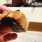 すし宮川 - アナゴ。 棒寿司の海苔巻き。 アナゴの棒寿司を鮨屋でいただくのは初めて。 丁寧に手を施してあって、海苔の食感と合わせてこれも品のいい鮨。 強いタネが続いたあとに、ほっとする味わい。