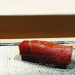 すし宮川 - 中トロ。 しっかりサクヅケされてます。 ヅケられた表面の色が変わってます。 何もしなくても一級品の中トロ。 素性の良さを感じさせつつ、ヅケられたエリアとヅケられてない エリアの風味と味わいの違いが、グラデーションを描きながら伝わります。 洗練された技と魚の力強さが味蕾を貫きます。 まとわりつくような食感、食べる前から旨い香り、繊細な脂、深い旨味。 本日、鮨の最高の逸品。