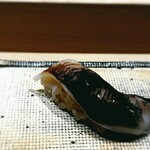 すし宮川 - トリ貝。 でっかいトリ貝！ トリ貝は、ホッキ貝と同じくらい好きなタネ。 瑞々しい。 海よりも海の香り。 海のすべてを凝縮したような旨味。 米の一粒一粒、輪郭がはっきりしてて、酢だちが際立ち、味わい深く 噛みごたえがあるシャリ。 めちゃくちゃ旨いですなー、ここの鮨。 一目惚れしそうです。