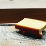 すし宮川 - タマ（ギョクという響きが嫌いなので）。 久しぶりに、あまり甘くないタマ。 むしろ、すり身のエビの風味が表に出てるタマ。 シフォンケーキやレアチーズのようなタマが多かったので、 とても新鮮。 鮨屋のタマって感じがします。