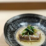 すし宮川 - 白甘鯛。 白身魚のクイーンです。 海のクレオパトラです。 なんと品のより口溶けと淡い旨味。 焼きも揚げもいいけど、優しく炊いた魚もいい。 酒が旨くて魚が旨くて、消えていきます。