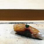 すし宮川 - アジ。 ほんとうに品格を感じさせる逸品。 いったい、この違いはナニ？ シャリが旨いのはわかった。 タネはもちろん一級品。 香りの爆弾はむしろ控えめ。 だけど、それだけで、こうなる？ それぞれが、調和というゴールめがけて一つにまとまろうとしてるよう。 うーん、宮川さんの品のいい味わいの謎、解き明かしたい。 酒、蒸発するように無くなりますけど？