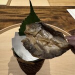 温石 - スナック感覚で新鮮な小魚の唐揚げをいただく文化が港町にはあるのかもしれません。