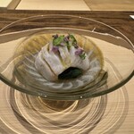 温石 - 炭火で皮目を炙ったカマス　モロヘイヤ　叩いたネギ