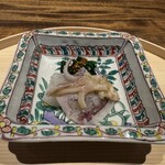 温石 - 朝取れジンドウイカ　ルッコラと自家製粒マスタード　　炭火でさっと温める程度の優しい火入れ　前菜で悶絶