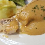 キッチン ブルー グローブ - 甘鯛ポワレをカット