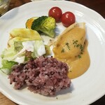 キッチン ブルー グローブ - モチモチな黒米、サラダを乗せて