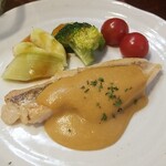 キッチン ブルー グローブ - 甘鯛ポワレのアップ