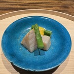 温石 - 平貝とグリーンアスパラの黄身酢がけ　脱水した平貝が解ける食感　アスパラの香りと溢れる水分に驚き