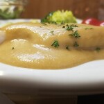 キッチン ブルー グローブ - 横から、並々と溢れる牛蒡のソース