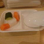 空と大地のトマト麺 Vegie  - ピクルス(サービス)