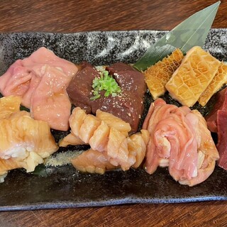 臭みのない新鮮なホルモンが自慢。豪華な盛り合わせがおすすめ！