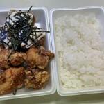 博多 とよ唐亭 - 料理写真:ミックス弁当はげんこつ唐揚げ４個とテリマヨ唐揚げ３個のお弁当です。
 