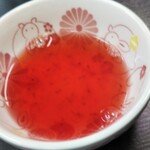 麺処 Umi - 若くて綺麗なお店の方がサービスで持ってきてくれた追加シロップ