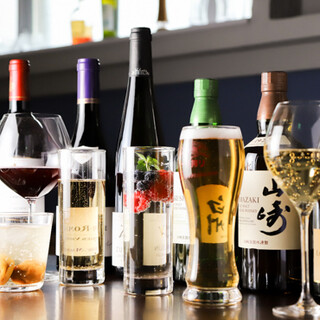 自家製カクテルやウイスキーをはじめ、多彩なドリンクを取り揃え