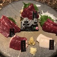 馬刺しと焼き鳥 グルマン三年坂 - 