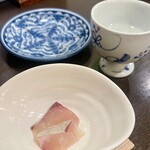 日本酒 かんき - お通し（ブリの酢漬け）
