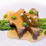 レストラン オオツ - 2024.6 地物黒鮑 鮑出汁ゼリー グリーンアスパラガス スナップエンドウの実