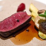 レストラン オオツ - 2024.6 夏鹿（蝦夷鹿）ロース ポルチーニ茸 ズッキーニトロンベッタ ビーツのピュレ 生胡椒の塩漬け