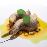 レストラン オオツ - 2024.6 メヒカリのセモリナ粉フリット 夏野菜と摘果ぶどう サフラン コリアンダーオイル