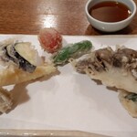 手打そば 菊谷 巣鴨本店 - 野菜メインで私好みだった天ぷら。左下は蕎麦がきの天ぷら