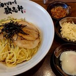 油そば専門店 歌志軒 - 油そば倍盛り(890円税込)、半熟玉子(120円税込)、とろとろチーズ(120円税込)、揚げ玉ねぎ(100円税込)