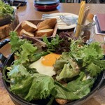 軽井沢ベジビエ - レタスの下にグリルの野菜&卵の下にジビエハンバーグ
            