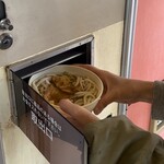 コインスナック プラザ - うどんを取り出す瞬間の感動