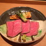 日本料理 晴山 - 宮崎牛を京都の初物の筍を巻いて