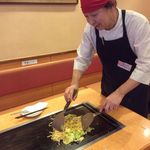 Nan Iwa No Okono Miyaki Jiro - 東三国でお好み焼きを作って１０年、地元のお客様は勿論、最近は海外からもご来店いただいています。安倍総理のお好み焼きも私がお焼きしました。