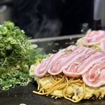 たぴおか食堂 - 今日も目の前で食欲そそる鉄板ショータイムヽ(●´∀`)ﾉ゜
      
      これ見ちゃうと「豚玉モダン焼き」が食べたなるんよな