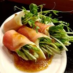 俺の中華たなか家 - グランドメニュー✨から「豆苗とチーズの生ハム巻き」をオーダー♬　生ハム巻き巻きチーズと豆苗の三位一体☆な一品は、アルコールがススミます(^o^)　ワインにも合う味わい(^_-)-☆